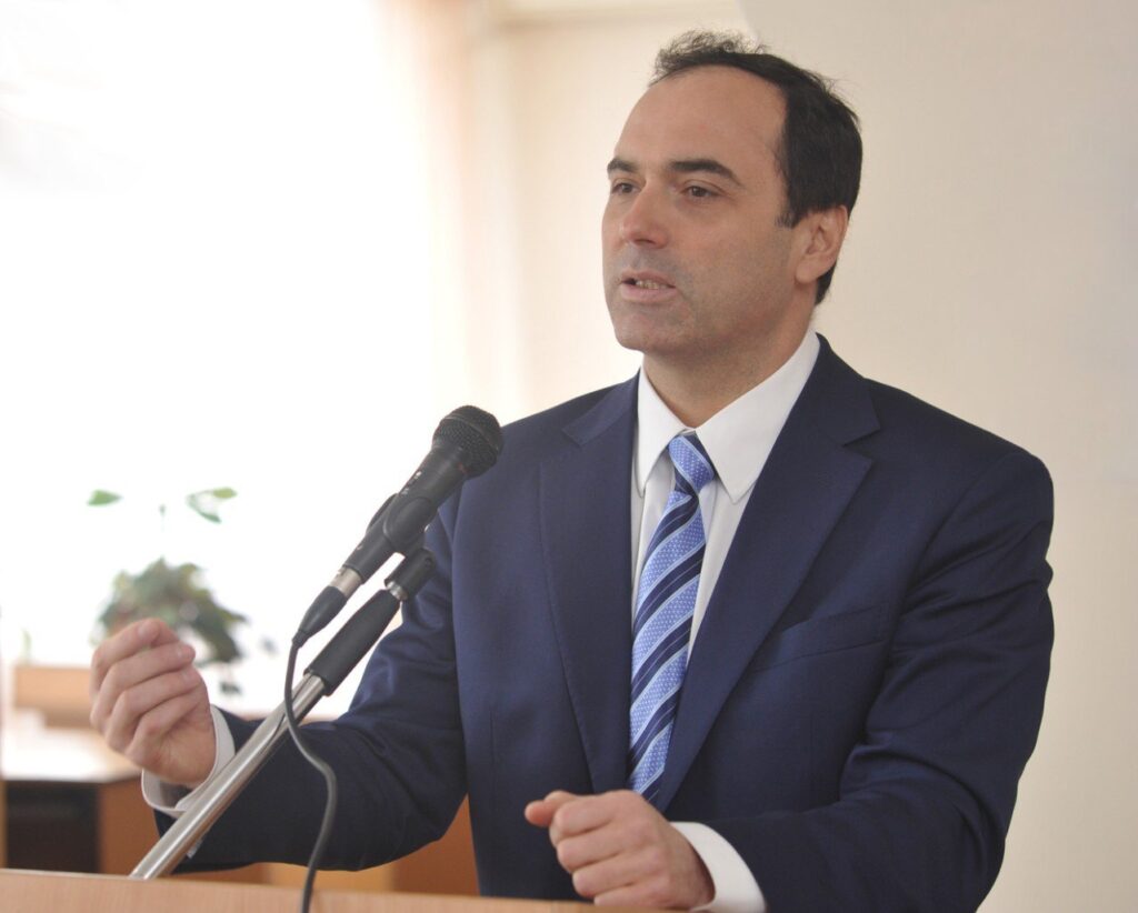 Andrew V. Kudin giving a lecture